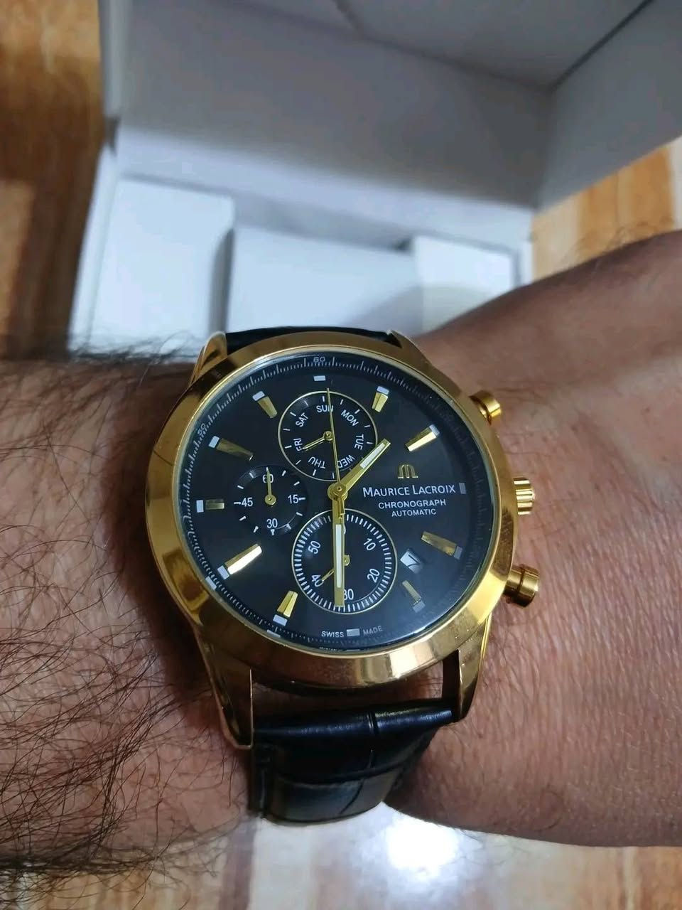 ساعه موريس لاكروا سويسرية فاخره تماتيك طلعتلي بهذا الشكل سناتر كله شغاله السعر 35 الف مع التوصيل بالعافيه الي ياخذها
المينا: تأتي بمينا أسود يضم عدادات الكرونوغراف (لقياس الوقت) وعقارب ومؤشرات ذهبية اللون.
الإطار: إطار دائري مطلي بالذهب (أو بلون ذهبي) مع أزرار جانبية للتحكم في وظائف الكرونوغراف وتعديل الوقت.
الحزام: حزام جلدي أسود أنيق، مما يمنحها مظهراً كلاسيكياً فاخراً.
الحركة: تعمل بحركة سويسرية أوتوماتيكية (Swiss Made)، مما يعني أنها تعتمد على حركة معصمك لتوليد الطاقة.
تابعني دئمن انشر ساعات قديمه وجديده


**إذا كنت صاحب هذا الإعلان وتريد حذفه لأي سبب، رجاءا أرسل رسالة إلى الدعم الفني**