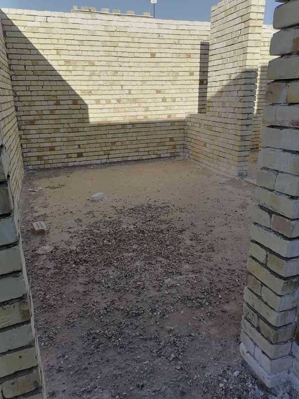 للبيع... هيكل غير مسقف ١٩٥ متر قرب ملعب هشام زليزل وبستان ناصر عبود الأساس صب كونكريت والبناء طابوق يحتوي على ٢ غرفه نوم وصاله ومطبخ واستقبال وصحيات مجاري كامله بناء درجه اولى كما هو موضح في الصور أدناه للاستفسار مراجعه مكتب القريني للعقار الجمعيه بالقرب من السايدين *********** او ***********
