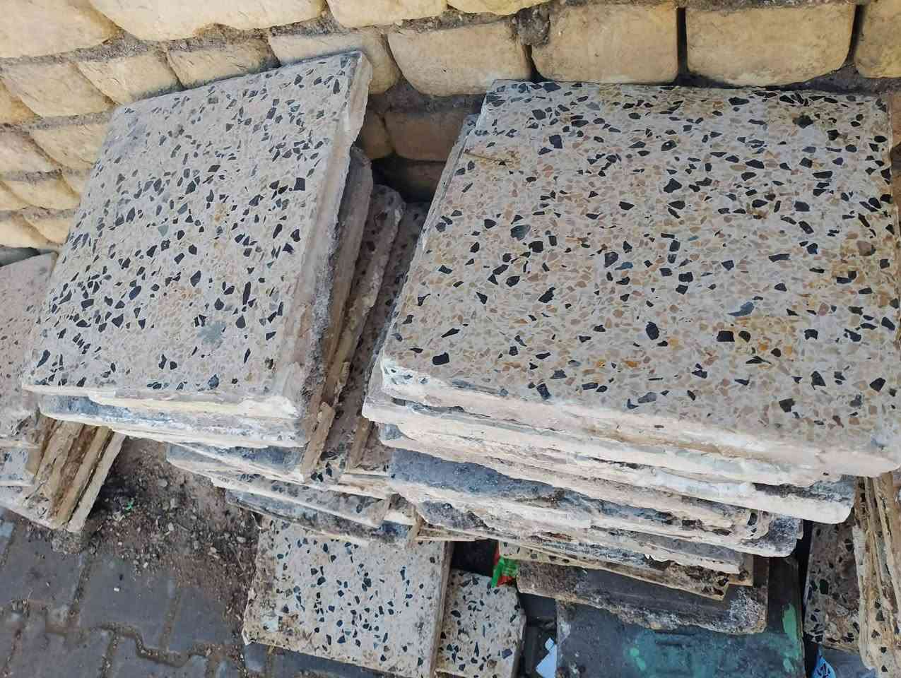 سلام عليكم كاشي اكثر من 300 نضيف للبيع بسعر مناسب الي يريده يتصل ***********
