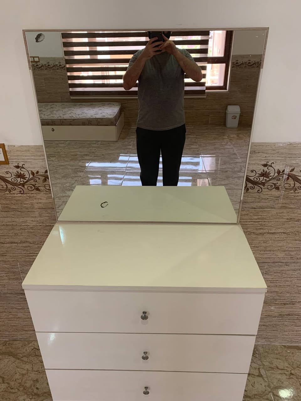 تاقم نۆمی یەک نەفەری زۆر کەم بەکارهاتووی پاکی بێ  عەیب 

کەنتۆری سڵاید: پاکە و دەرگا و سکەکانی بێ کێشەن و سووکن

سیسەم و دۆشک: دارەکەی توند و بێ کێشەیە، ئیسفنجەکەی تەندروستە و دانەکەتووە

مێز تەوالێت: چەکمەجەکانی ساغن و  و ئاوێنەکەی ڕوونە 

لەگەڵ یەک چەکمەجەی خاوێن

نرخ: ٤٨٠،٠٠٠ دینار- کەمێک مامەڵە

شوێن - هەولێر 

ژمارە: ***********

