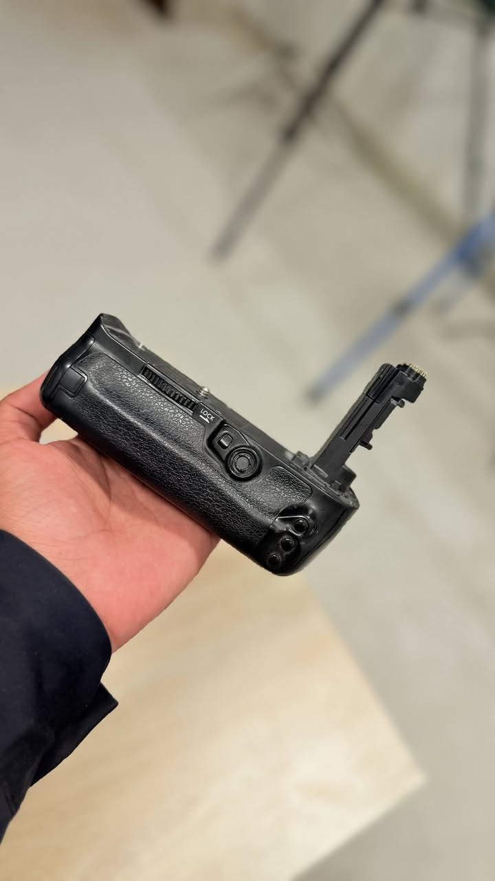 بدي كانون 5D مارك فور للبيع 
شتره مايتجاوز 10k
ملحقاته 
بدي 
كرب 
بطارية 
شاحنه 
جنطة 
ملاحظة / الكامره بيه خط ازرق بالزاوية مايأثر لا على فيديو ولا على صوره 
مكاني بابل 
التوصيل مجاني 
للأستفسار والاتصال 
***********
