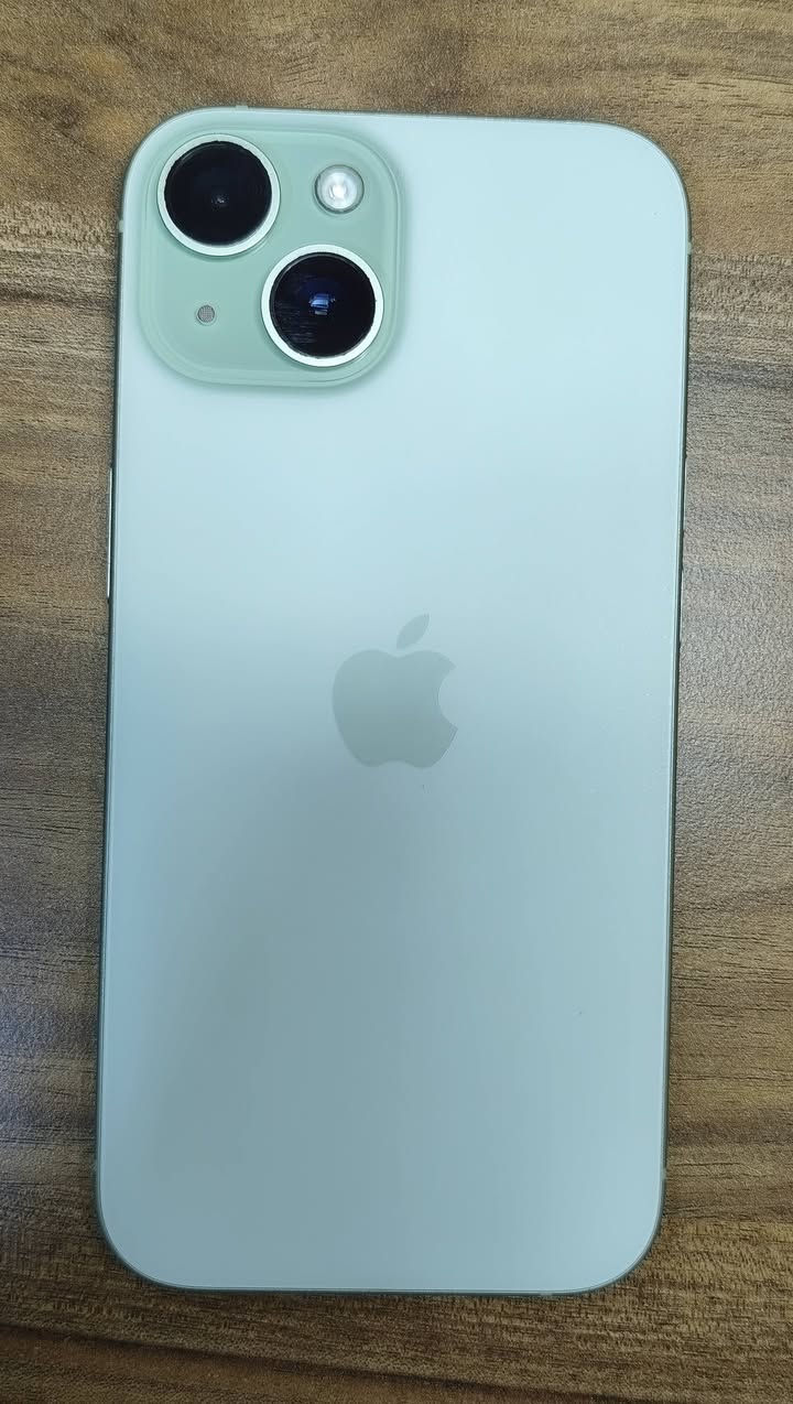 السلام عليكم
ايفون 15 العادي ذاكرة 128
اللون الأخضر الواضح بالصور 
النظافة 100٪
 الكيبل الاصلي 
راس الشحن الاصلي 
كارتونه
***********
