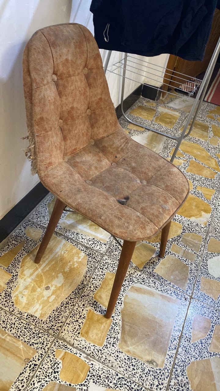 كرسي مع حصران اثنين غير مستعملات نهائيا لان طلعو اكبر من  مساحتنا وميز نايلون ثكيل مع  ستاند لتعليق الملابس  للبيع  
الستاند ب 15 
الكرسي 20 والميز 50 والحصران الواحد بعشرين لان كلش كبار  وهم بيهم مجال


**إذا كنت صاحب هذا الإعلان وتريد حذفه لأي سبب، رجاءا أرسل رسالة إلى الدعم الفني**