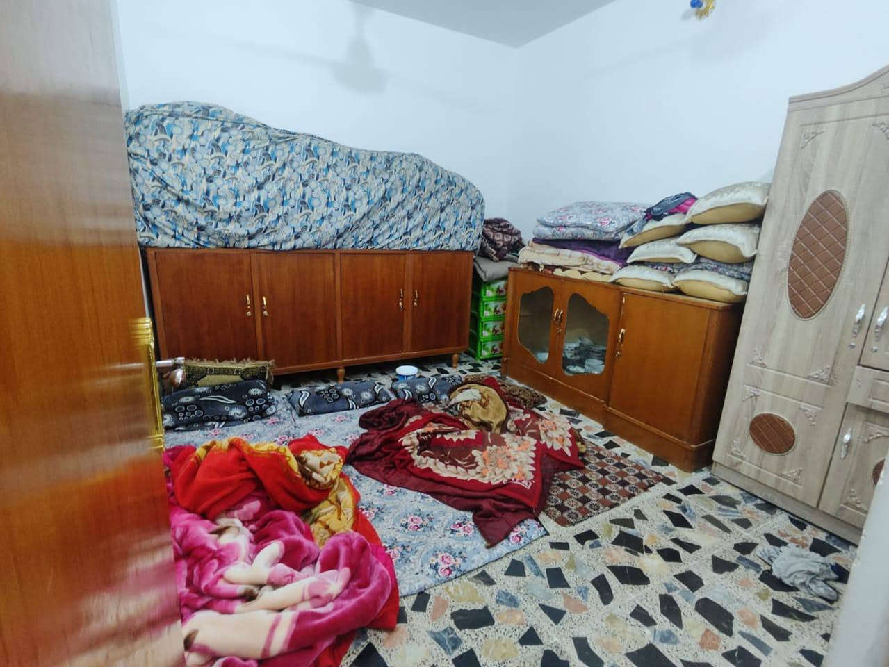 السلام عليكم
بيت مساحة 150  اربع غرف مع ثلاث صحيات فوك وجوه مع مطبخ وستقبال وصاله مثل ما معروض امامكم شريط ميسان مبادره مطلوب 90 اقساط 430 للعقاري بيع او مراوس الاستفسار 
***********
