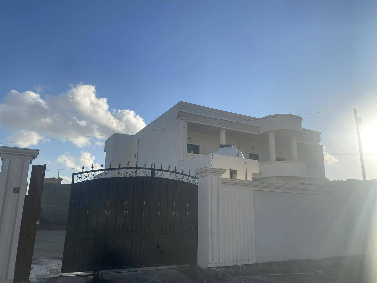 بيت ركن للبيع مساحه٦٠٠
مساحة البناء ٣٠٠متر 
مكون من ٦غرف نوم مساحة كل غرفه٥*٤   ٣فوك أو ٣ارضي 
+مطبخ حار بارد+ربعه ٩*٥+صحيات داخليه +خارجيه 
البيت صفر ما مسكون 
المكان العلم طريق روتانا قرب ملعب القلعه للستفسار الاتصال 
***********
