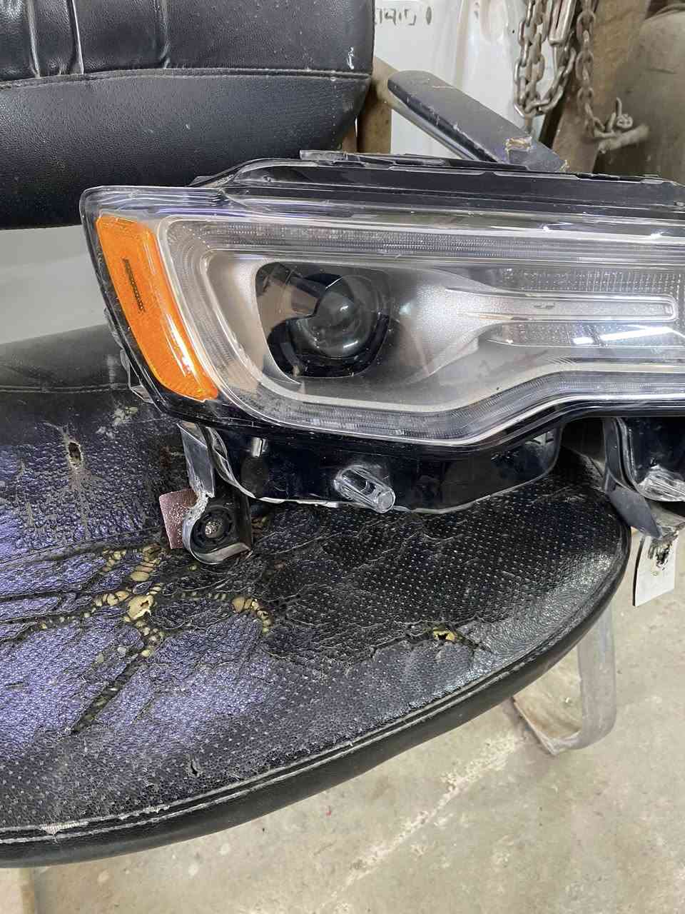 سلام عليكم 
لايت صفحه اليمنه للبيع موديل 2016/2017/2018ضرر بسيط ومصلح بلضهر مال لايت موضح بلفديو السعر250 الف بي مجال بسيط  مكان بغداد الحريه   للاستفسار***********
