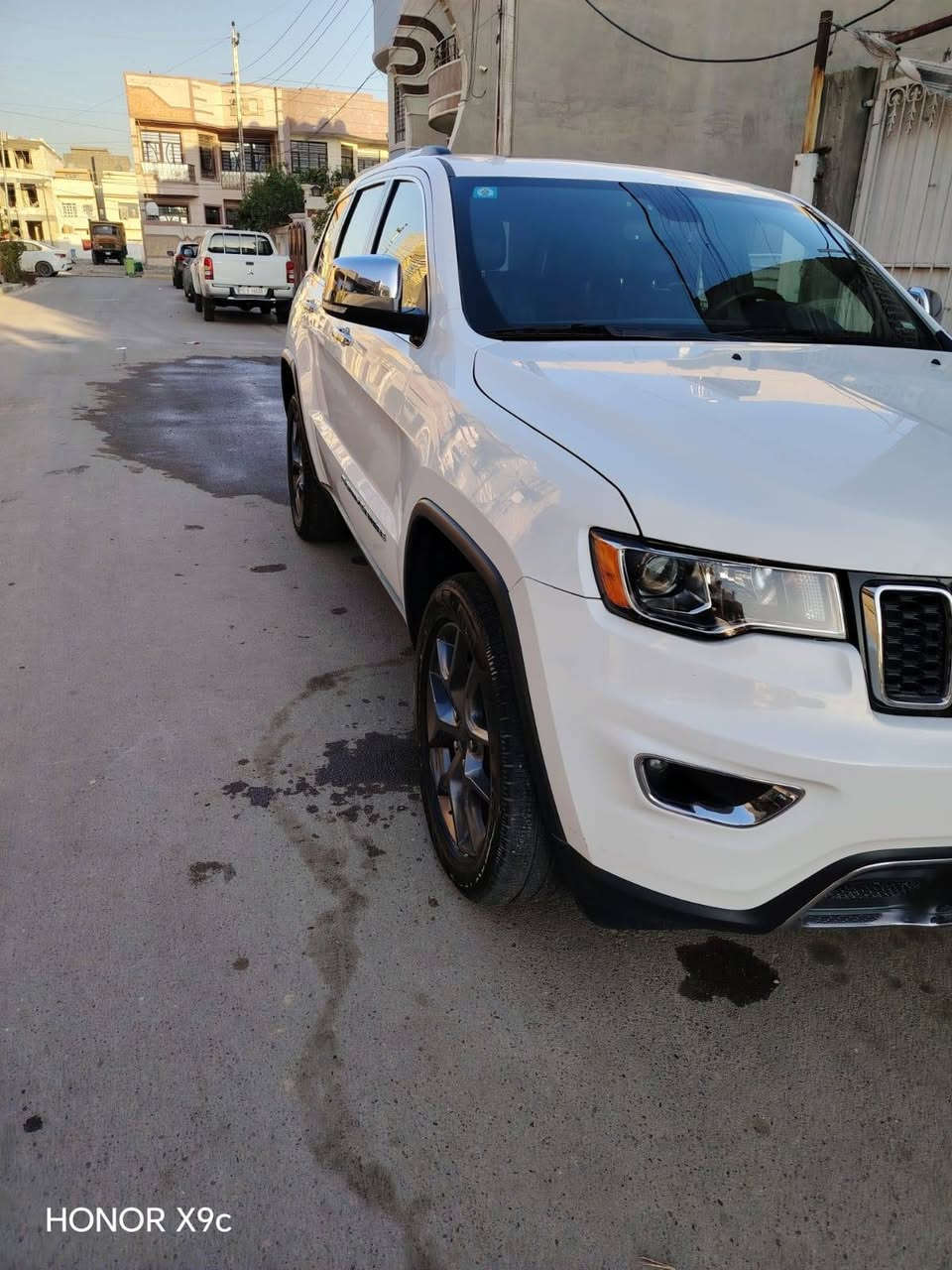 جيب جراند شيروكي Limited X 2022 فول مواصفات امريكي وكالة نظيفة كلين عدا طخة بسيطة موضحة بالصور، ماشية 68 ألف ع وضع الشركة،رقم بغداد سنوية وهزة جديدة تشغيل وإطفاء أوتوماتيكي وتشغيل عن بعد، 5 ركاب، فتحة سقف، بصمة، كشنات كهرباء وخزن ميموري، جلد تدفئة وتبريد، ستيرن مدفأ، صندوق خلفي كهرباء، تاير ويل S، تخم تايرات  بطارية جديدة، سيت أرضيات وكتلوكات الشركة، محرك V6 سعة 3.6 لتر
السعر ٢٧٥ 
*********** واتس
***********
