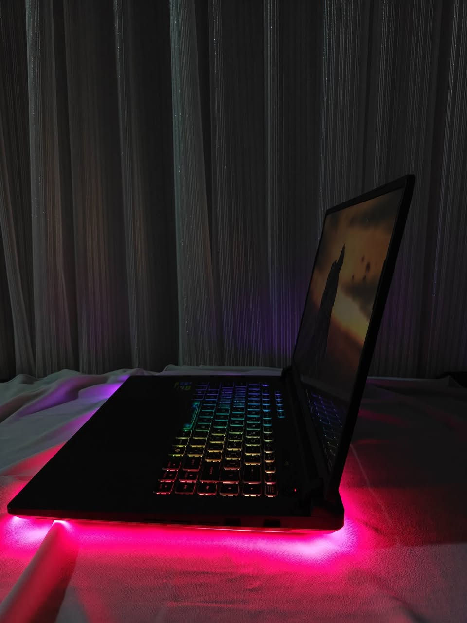 5070🔥🔥
*ASUS ROG Strix G16 (2025) - اللاعب المثالي!*
استخدام قلیل جدا بسبب يحتاج فلوس باعها
اكتشف قوة اللعب مع لابتوب ASUS ROG Strix G16 (2025) المزود بمعالج Intel Core i7 14650HX، وذاكرة وصول عشوائي 16GB، وتخزين SSD سريع 512GB، وكارت شاشة NVIDIA GeForce RTX 5070 بسعة 8GB GDDR7 . 
كارتون اصلي + شحن اصلي + كارتون اصلي
*المواصفات الرئيسية:*

- *الشاشة*: 16 بوصة WUXGA (1920x1200) بمعدل تحديث 165Hz وتقنية G-Sync
- *المعالج*: Intel Core i7 14650HX (16 نواة، 24 خيط)
- *كارت الشاشة*: NVIDIA GeForce RTX 5070 (8GB GDDR7)
- *الذاكرة*: 16GB DDR5 RAM (قابلة للتوسيع حتى 64GB)
- *التخزين*: 512GB SSD (قابل للتوسيع)
- *النظام*: Windows 11 Home
- *الاتصالات*: Wi-Fi 7، Bluetooth 5.4، USB 3.2 Gen 2، HDMI 2.1

*مميزات إضافية:*

- لوحة مفاتيح مضاءة RGB
- كاميرا FHD IR للتعرف على الوجه
- بطارية طويلة العمر
- تصميم أنيق ومتين

احصل على ASUS ROG Strix G16 (2025) الآن واستمتع بتجربة لعب فريدة!

للستفسار والسعر اكتب تعليق او ارسل رسالة عبر واتساب 
+9647769075220


**إذا كنت صاحب هذا الإعلان وتريد حذفه لأي سبب، رجاءا أرسل رسالة إلى الدعم الفني**