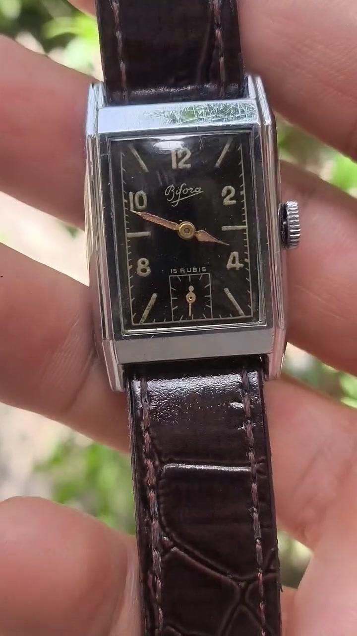 ساعه الماني انتاج ،1935 انتيك نصب تكويك 15 حجر كريم مينه لامنوس قطر 25 *30 وأربعين ويه الذانات قطعه كلش حلوه سير جلد طبيعي سعر 75 الف وبيها مجال للمهتم ***********
