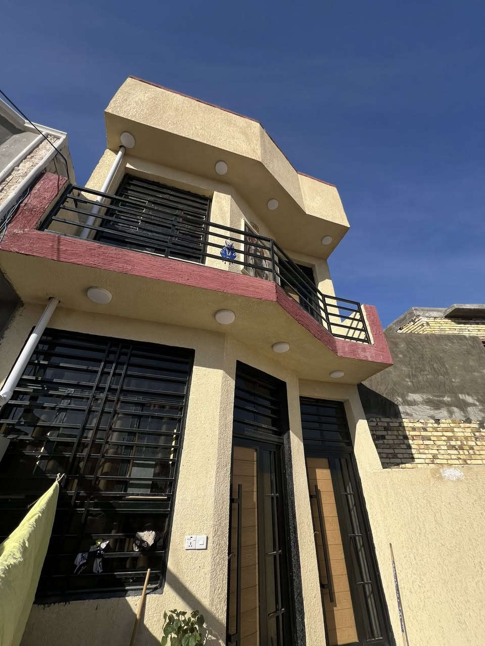 دار للبيع 
المساحه 120 متر طابو زراعي 
طابقين 🔥 بناء حديث 2025
موقع البكرلي الثالثه قرب جامع سلمان المحمدي يبعد عن شارع 30 متر 
كافه خدمات متوفر بيه 💁
يحتوي على غرفتين نوم 💤 وصاله وكلدور ومطبخ ومحمع صحي وكراج
السعر 80 مليون 
ليرغب بشراء مراجعه المكتب….
***********
***********
عقارات املاك العراق 🇮🇶 
حاتم الدغيري
