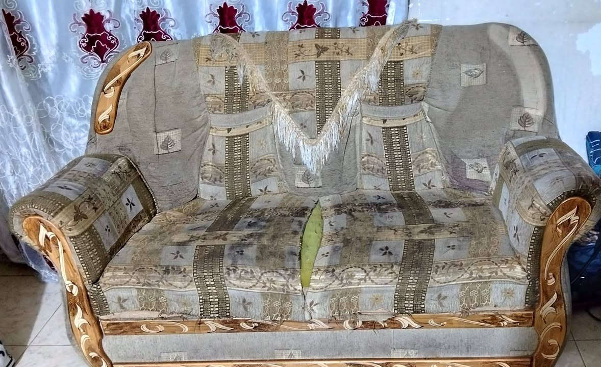 غراض مستعمله للبيع قنفات ب٥٠ومكنسة كهربائيه نظيفه وشغاله ب٢٥ ومكينه ب ٢٠
***********
