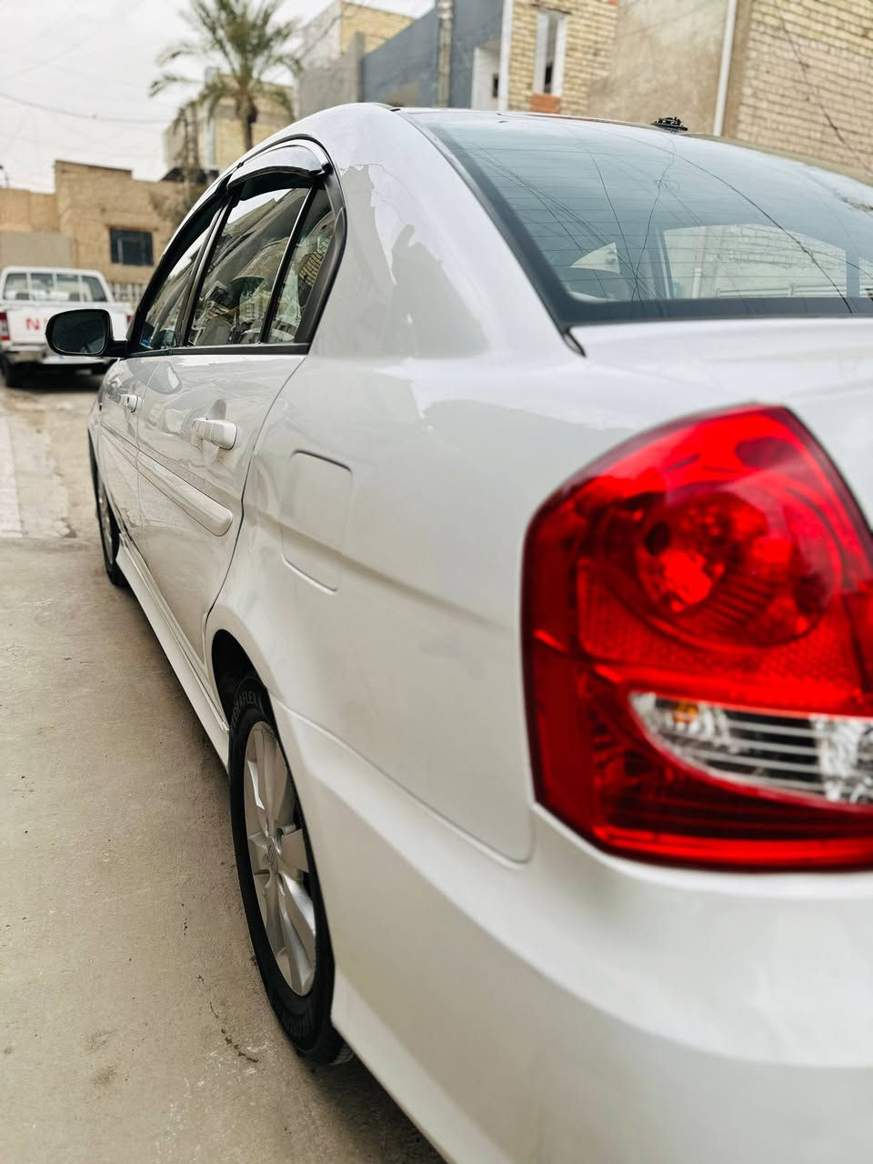 السلام عليكم
اكسنت 2011 خليجي 
محرك 1600 دوش 
كير اوتوماتك رقمها بغداد 
محرك كير تبريد كهربائيات شغاله صدرها حلو 
بيها بنيد صبغ بدون دواخل بدون شواصي بدون لغود 
السعر 97 وبيها مجال جدا بسيط
***********
مكاني بغداد
