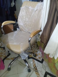 متوفر كرسي وطاولة للبيع السعر خاص او الاتصال على الرقم 07871455270