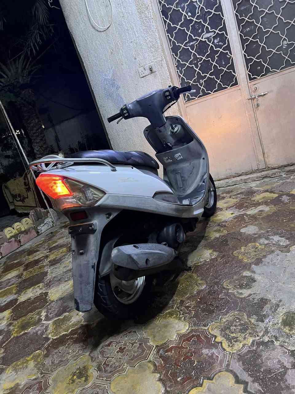 سلام عليكم ماكس منغولي دراجه جديده برغي مامفتوح بيه صارله شهرين طالعه من معرض وصل بية جديده لوك دهن كله امزويل بيع او مراوس حسب القناعه سعر 850 مكانيّ كربلاء حي النصر *********** شراءي يتصل او يدلل
