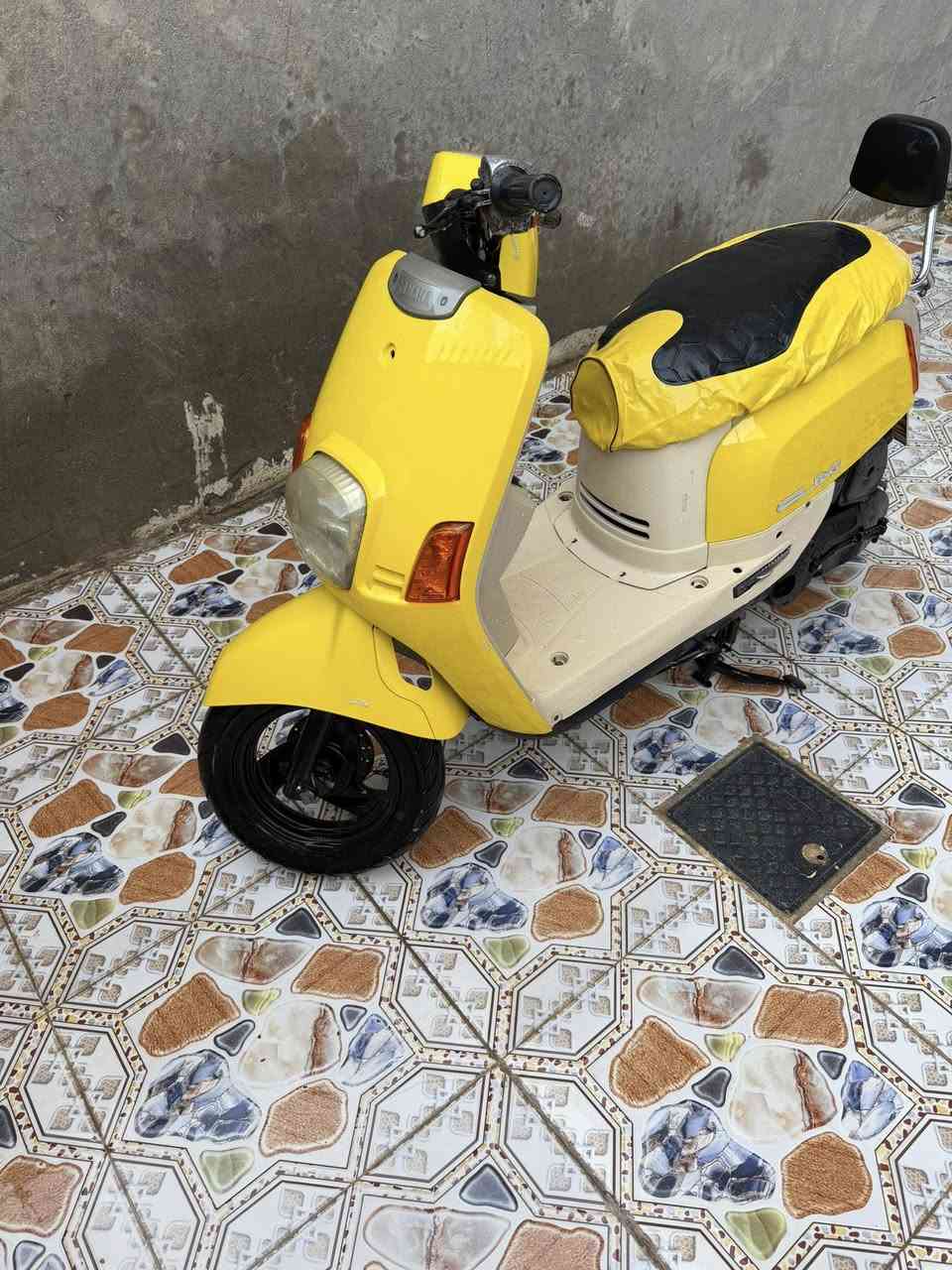 السلام عليكم دراجه ماكس بوليسي كابريته للبيع الدراجه لون ليموني والداخل اكريمي دراجه جديدها معنى الكلمه كلها شغال سلف هندر كهربائيات وكلها ختم واحد شلعه معدل حلوه 
السعر / خاص 
العنوان / بابل مركز مدينه 
الرقم/ ***********
