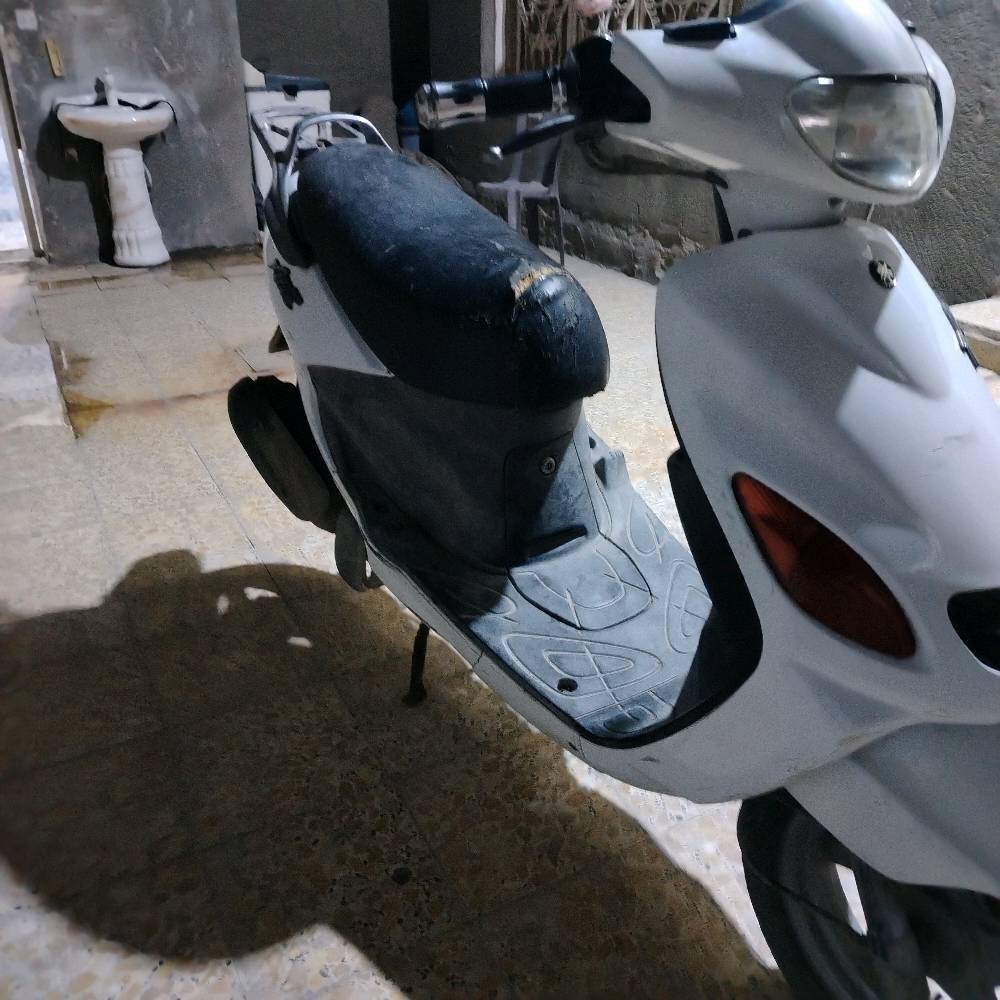 السلام عليكم دراجة اكسز فحل للبيع الدراجة مبدل بيها تايرات ودبل جديد والكابريته منظفها وباتري كذالك جديد عيبها الوحيد فقط كهربائيات وسلف يعلگ وتجي تفحصها كدام عينك وتشوف 