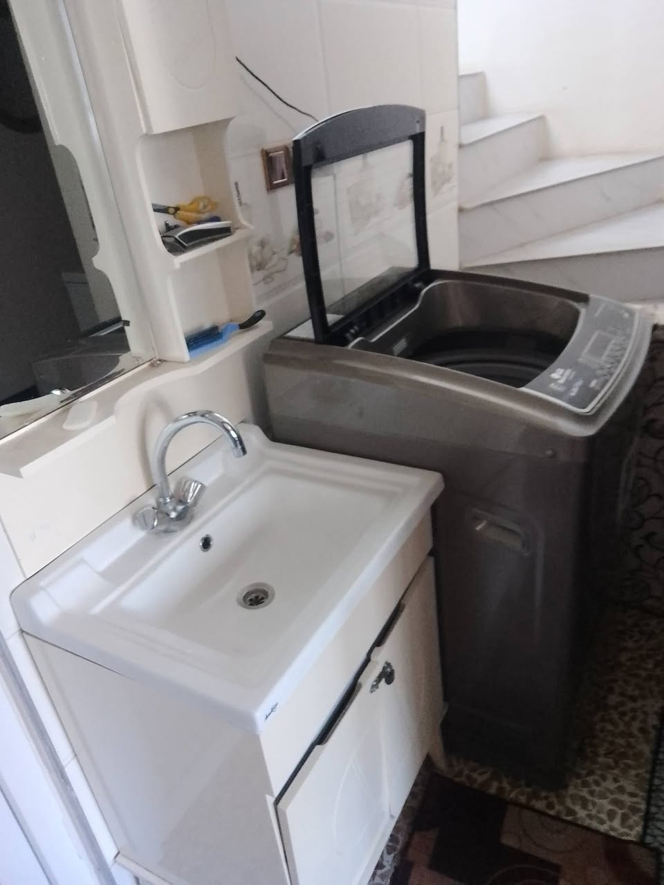 بيت طابق واحد ركن مساحته 135 متر سند 25الأرض زراعي بستان  ملك صرف يحتوي الدار علي غرفتين نوم واستقبال فقط  و مطبخ سيراميك و حمام و مرافق سيراميك ومناور 2 والسطح كاشي وخدمات كامله كهرباء وماء وتبليط السعر 105 قابل للتفاوض  العنوان مزارع زيونه   مقابل المرور رقم تلفون *********** كورك  وتلفون زين ***********
