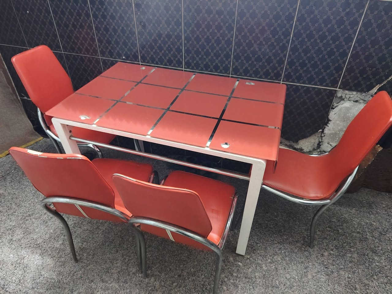 السلام عليكم ميز جام حراري تركي مع اربع كراسي ستيل ب80جوه سعره العنوان بغداد البياع رقم الهاتف ***********
