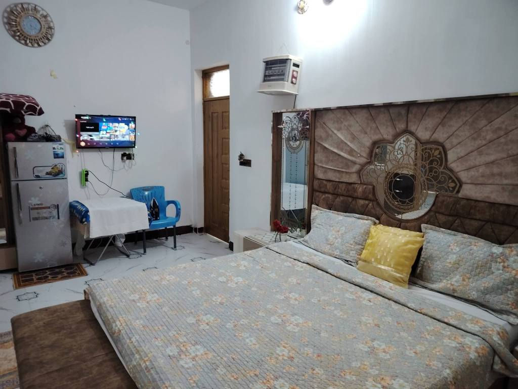 دار للبيع المساحه 1000متر البناء 350متر  واجه 17نزال60 قريبه على شارع العام  تصلح دار سكن او حسينيه وتبليط لباب البيت كافة الخدمات متوفره كهرباء ماء مولد خط ذهبي مدارس سوق يتكون من
4غرف نوم سويت  4x6
صاله12x5
ومطبخ حار وبار 7x6
استقبال12x5
مجموعه صحيات داخليه
مجموعه صحيات خارجيه
مساحه خلف البيت
وحديقه اماميه وكراج بناء ممتاز درجه اولئ طابوك نهروان صب كونكريت مركزي الاساس والسقف اقرار محكمه مباشر المكان النجف الاشرف شارع كربلاء نجف عامود145
السعر115 وبيه مجال
مشمول بطابو قرار320 مع اقرار وتنازل بل محكمه 
الاستفسار
***********
*********** النجف, العراق
