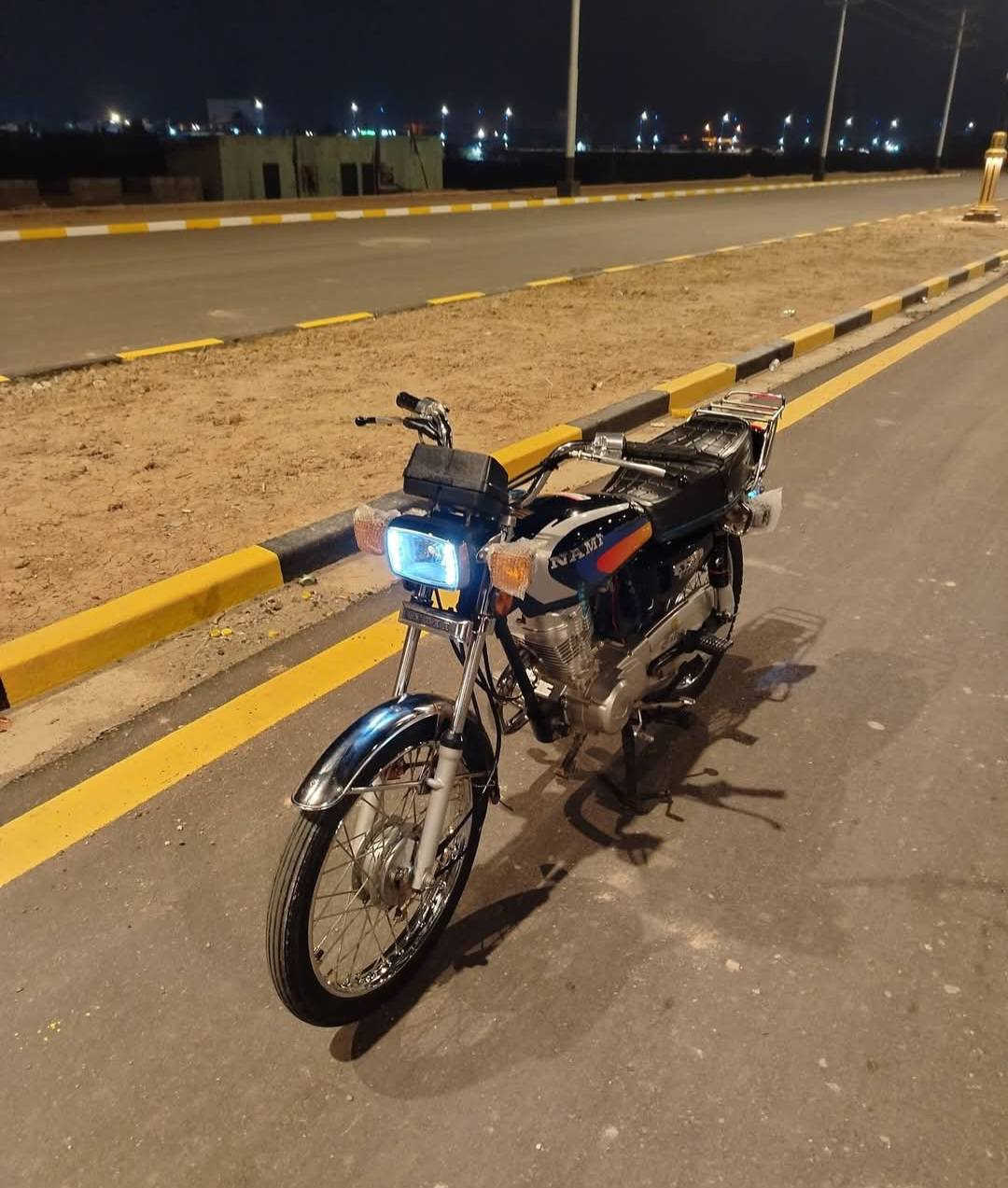 يالله دراجة نامة للبيع بدون اوراق (كلك كلك كلك)  الدراجة خير من الله مامفتوحة بس تفيلس فقط الدراجة شغالة من الطول للطول اسطاب بريك بگ لايت اشاير عينة لايت رون مكينة رون معدل الدراجة تاخذها منا اتزامط بيها كبل حتى الدهن الي اخلي امزويل 20/50 محتفظ بيها دراجة قطعة نادرة السعر والاستفسار اتصال ***********
