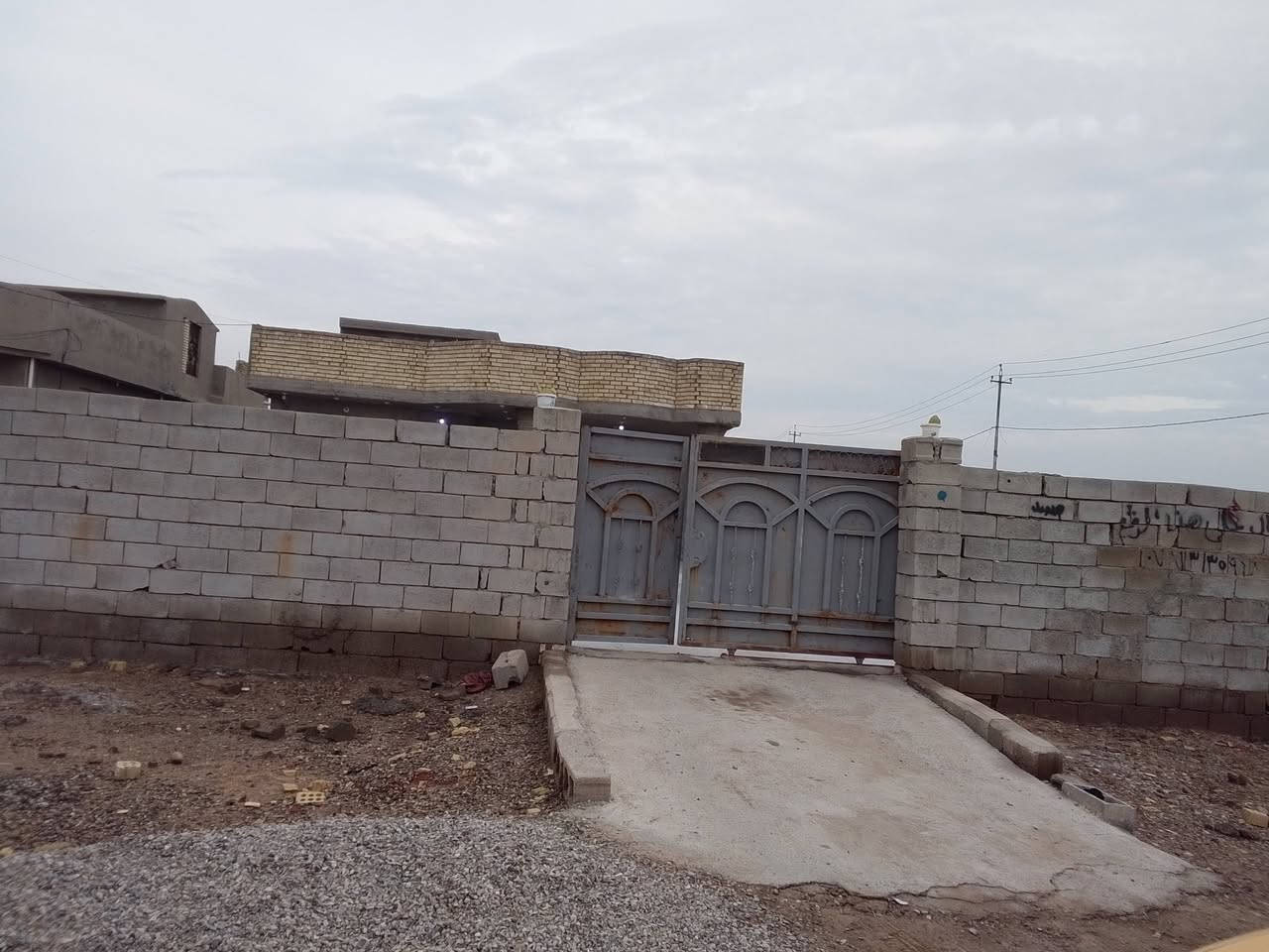 السلام عليكم بيت للبيع تقاطع النهروان مقبيل بانزين خانه الخنساء 
 علئ الشارع الف متر مبني تلثميه متر ملك صرف سند 25
للاتصال ‏‪***********‬‏
***********
