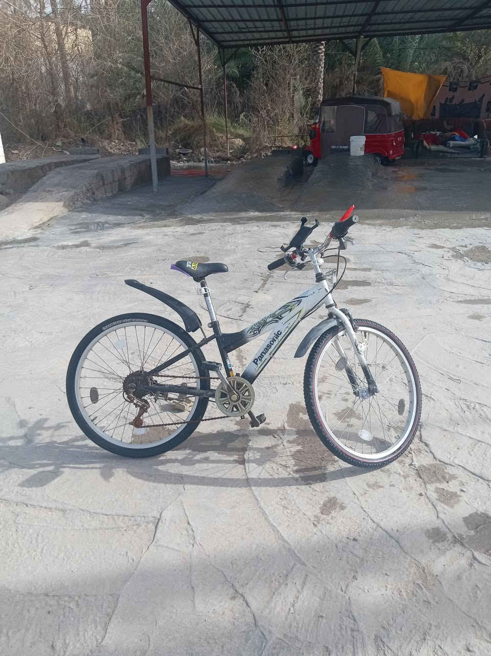 سلام عليكم
بسكل ياباني
عكرب 6 نمرة
امامي،،1نمرة
نضيف جدا
كامل مابي نقص
حجم 20
السعر 120 
العنوان  كربلاء  حر صغير 
***********
وبي وتساب
