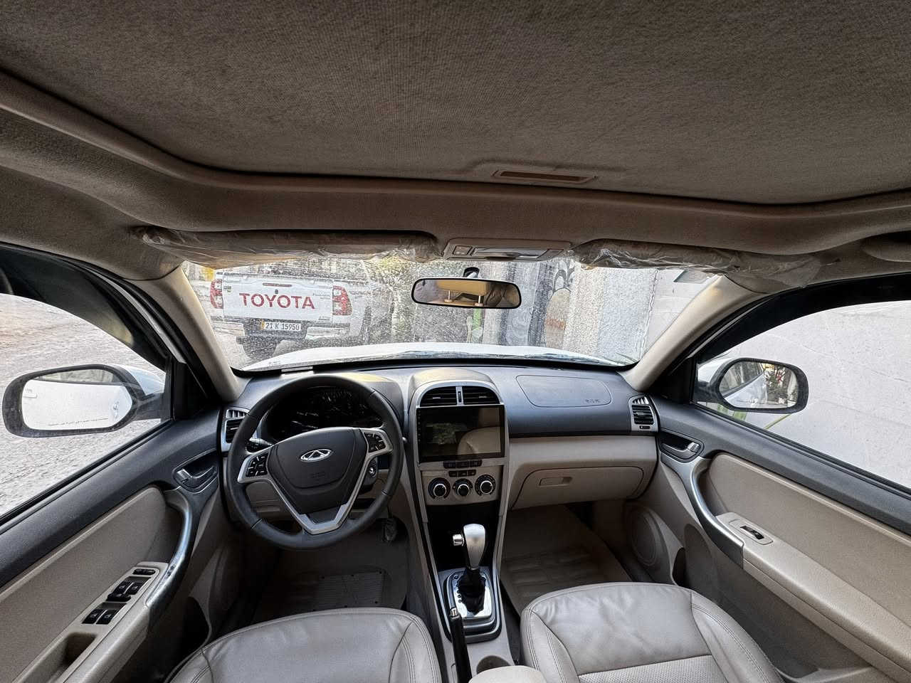 السلام عليكم 
شيري تيكو٣ مديل ٢٠١٨
اللون ابيض
رقم بغداد باسمي استلام شركة على أيد وحده
مواصفات
فتحة سقف
عدسات لد ابيض متحرك يصعد ينزل
شاشة 
تدفئة تبريد
بيه منظومة غاز
صارله خمس سنين من شاده على ايدي
تروح للنجف وترجع بتفويله ٩٠٠٠ دينار
السيارة بدون صبغ بس بيه بارد بالباب الخلفي وراجع بدون دواخل
والأفضل تجي تشوفه احسن  
للعلم السيارة استلام من الشركة على ايدي والسارة احلى من الصور واي شيء مناقصه
السعر٨٩ ورقة
مكان بغداد الكاظمية
***********
