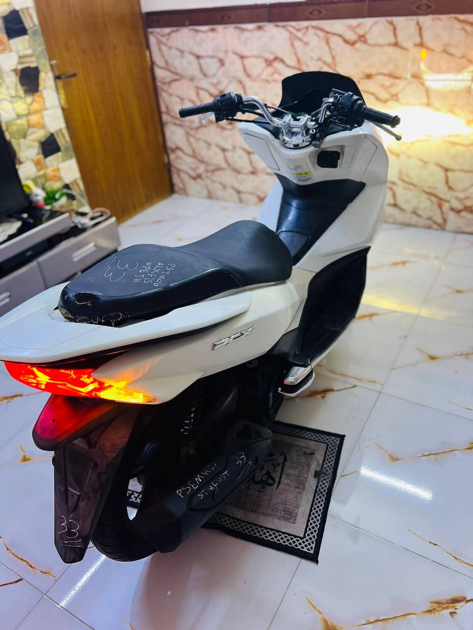 السلام عليكم شpcx جيل الثاني جديده لوك مكفوله كفاله عامه مكينه برغي ممفتوح بيه  كفرات اصليه شلعه معدل فول دراجه مال جناي السعر مليون 450 وماكو هيج سعر متوازي عل بيعه الهاتف *********** العنوان بغداد اتصل وبيك خير ودلل
