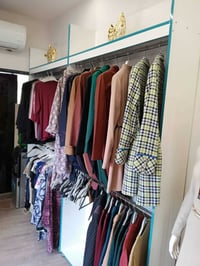 يوجد ديكور محل كامل نسائي ورجالي مع سبلت تيسوت اخو الجديد مع براد ماء ...