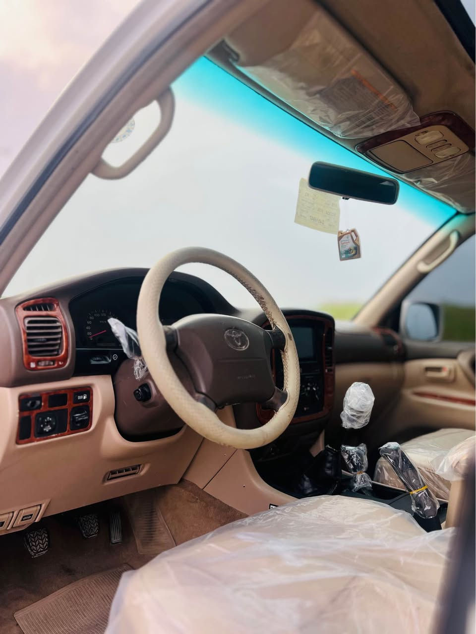 تۆیۆتا لاندکرۆزەر مۆدیل ١٩٩٨ مواسفات ٨ پستنی فول فولی گیر عادی قطڕی دو پەلە بۆیاخ لە هەردوو چاملخی پێشەوەی هەیە بێ ناوگرتن بەشەرت  مواسفاتی جەگ سلایت ناو زەرد فۆرمیکا کوشن جلد و کارەبایی دەبڵ سپێر و زۆر مواسفاتی تر گیر و مەکینە بەشەرت نەکراوەتەوە دەنگ و سەرف و کرانەوە و بوخار بەشەرت  سعری ١٧٠ وەرەقە و مەجالەکی زۆر کەم بۆ زانیاری زیاتر ***********_*********** ناونیشان کۆیە كويسينجاك, أربيل
