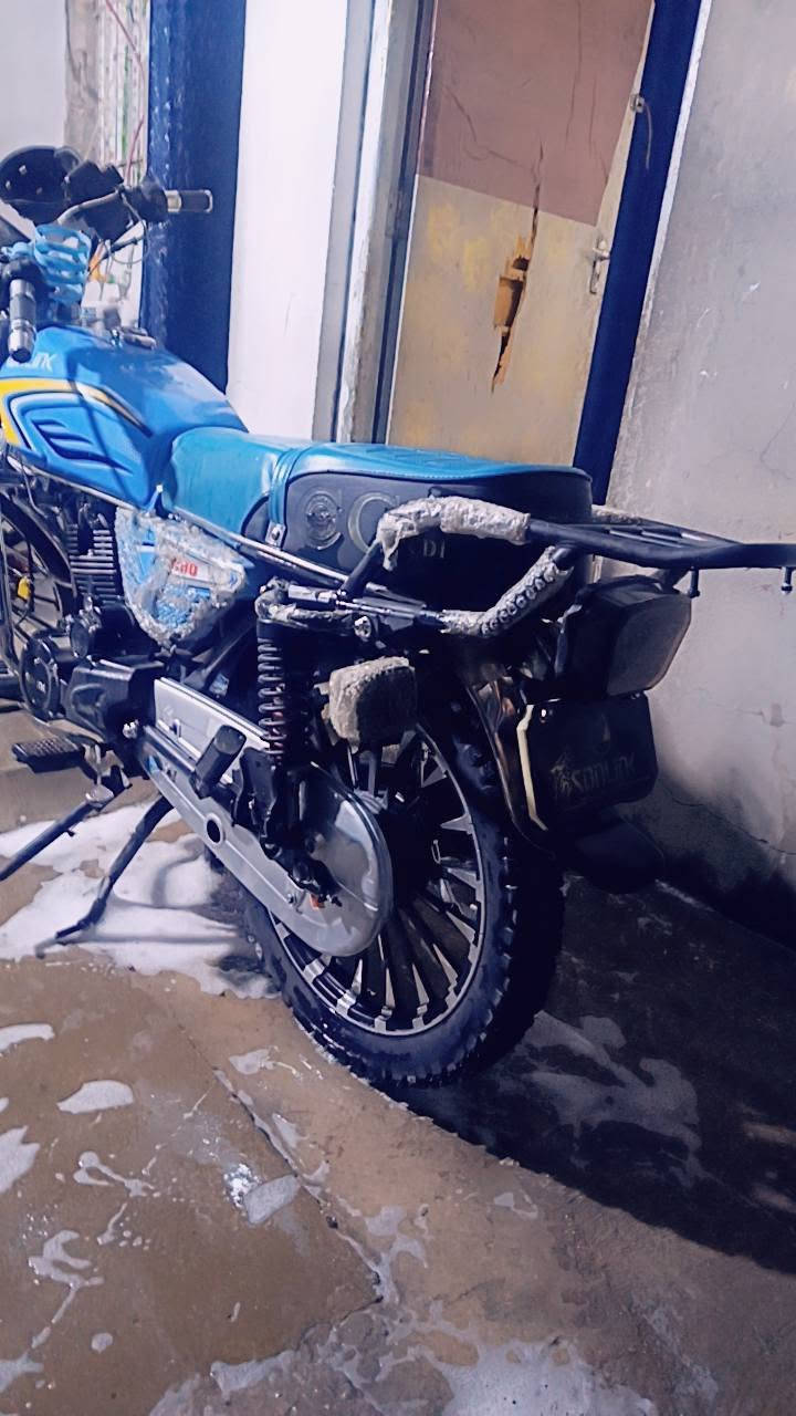 السلام عليكم دراجة سولنك موديل 25 محرك 200cc الدراجة بحالة الشركة صارله شهر ونص من نزلته زيرو تايرات جدد الدراجة بصمة وتشغيل عن بعد أوراق اصولي  وبيه منفيس الدرع ألبيه اذا تشتري وياه ابيعه ب20 السعر 900 وبيه مجال للتواصل *********** واتساب

