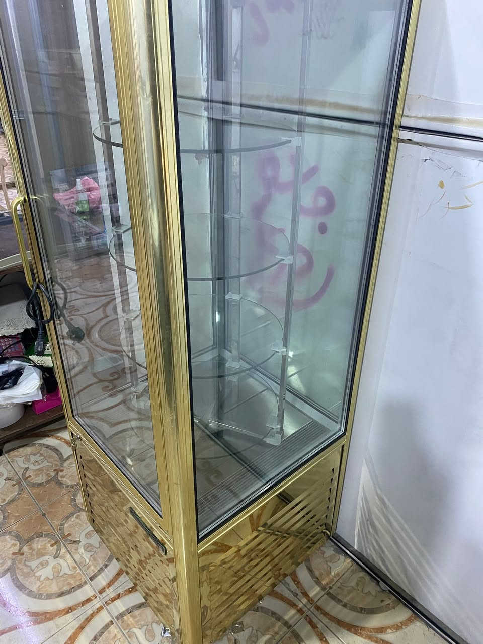•السلام عليكم ورحمة الله وبركاته..

• للبيع براد عرض حلويات، كيك، ومعجنات مسطح و دوّار (نظام عرض حديث)، ستانلس ستيل بالكامل بحالة الوكالة ونظافة 100% (مستعمل خفيف جداً وأخو الجديد ).

• المواصفات :
• التصميم: واجهة جام كاملة دبل وسيكوريت، تعطي جمالية عرض ممتازة وراقية داخل المحل.

• التبريد: نظام تبريد هواء ذكي ومنتظم لحفظ رطوبة الكيك والمعجنات (درجة الحرارة من 2 إلى 8 مئوية).

• التحكم: شاشة ديجيتال رقمية ذكية للتحكم بالدرجات بدقة عالية.

• الحالة: نظيف جداً، خالي من أي شخوط أو عيوب، الإنارة الـ LED كاملة وشغالة، والماطور صوته ناعم وتبريده ممتاز.

• الكهرباء: اقتصادي جداً بسحب التيار ومناسب للعمل على المولدات دون مشاكل (335 واط).

• البراد نظيف مال شغل فوري

• السعر: [1,500,000 دينار]
• المكان : [الفلوجة/ الانبار]
• للاتصال والاستفسار: [***********] اتصال او واتساب

