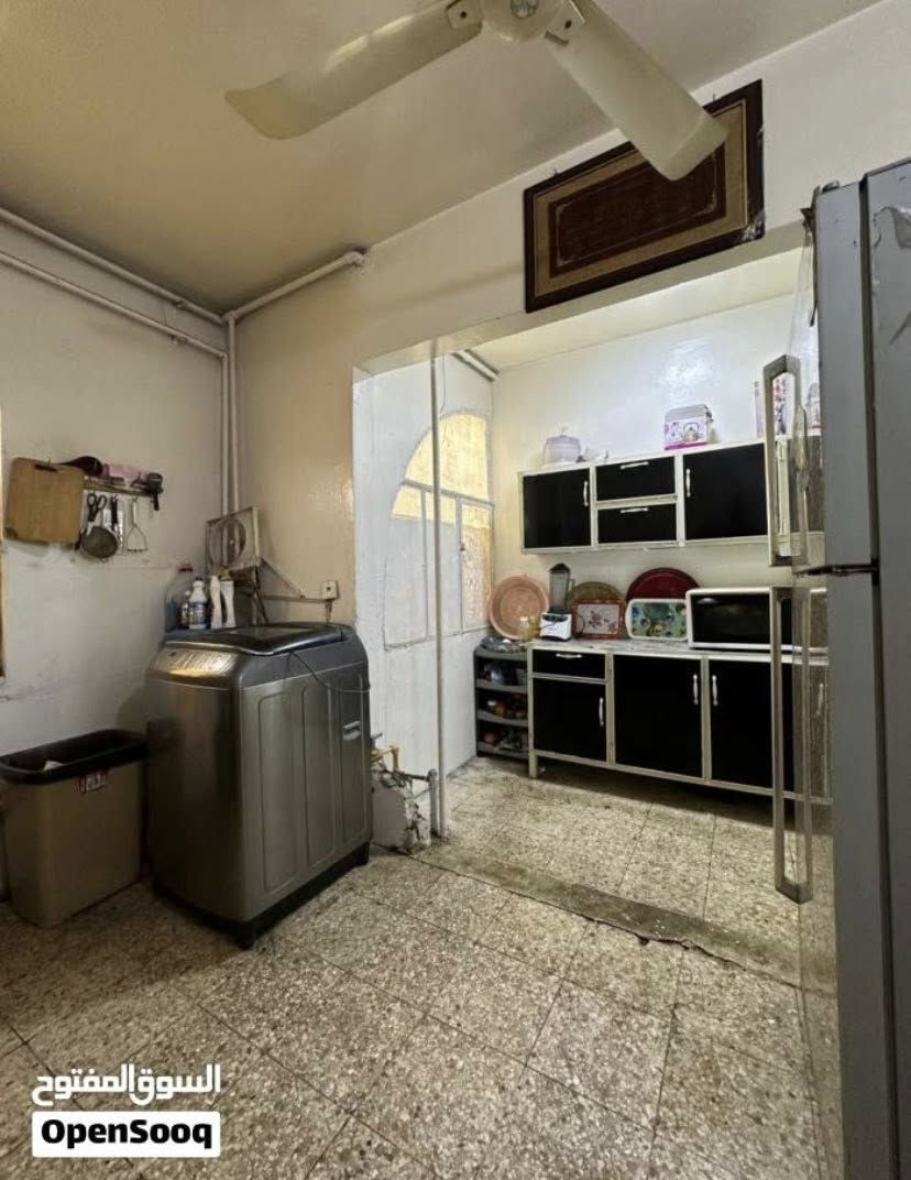 🏡 شقة للبيع – السيدية / شارع الخيزران الرئيسي
شقة مميزة للبيع بموقع حيوي ومطلّة مباشرة على شارع الخيزران الرئيسي  
📍 مقابل جامعة الشعب  
📐 المساحة: 120 متر  
🏢 الطابق الثاني

تتكون الشقة من:
• 3 غرف نوم  
• صالة كبيرة  
• مطبخ  
• حمام

💰 السعر: 160 مليون دينار عراقي

📞 للاستفسار:
***********  
أبو اسكندر

