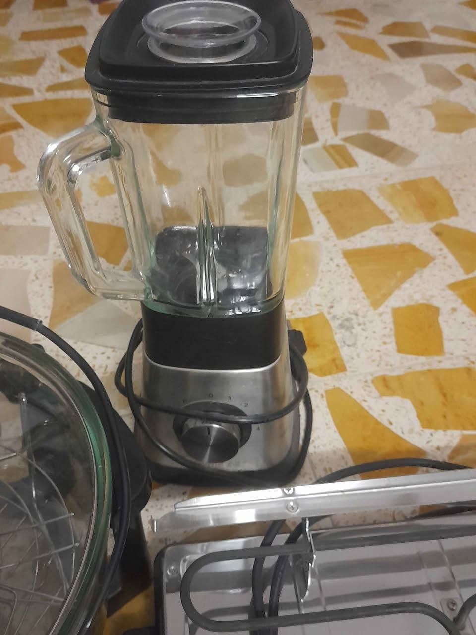 السلام عليكم بايركس اصلي +مثرامة عوزهة دشلي شغالة +قلاية هوائية حجم كبير +خلاط مستعمل +هيتر اخوان كولهن يشتغلن السعر قفل ١٠٠الف هذا رقمي ***********عنواني بغداد بغداد, العراق
