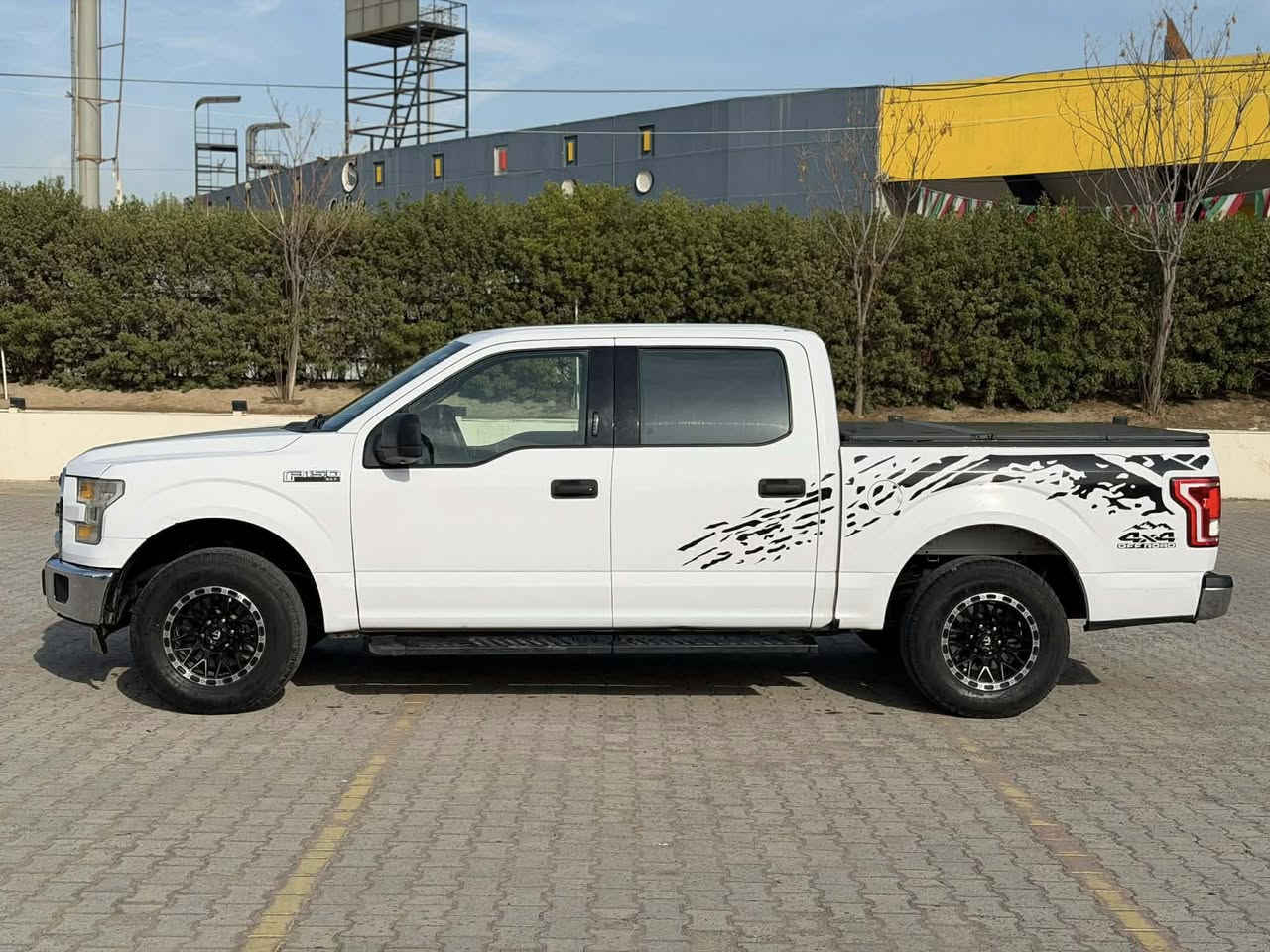 للبيع موديل  17 عليهه 15 ورقه غرامه
ينقطع من سعر سياره 
محرك 6 بدون توربو
بيهه قطعه وحده بدون صبغ و دواخل
ماشيه 85mil
گير محرك بلادي بدون تبديل وضع شركه و بشرط
سعره  205$ بيهه مجال
واتساب: ***********
