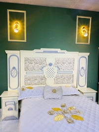 غرفة نوم فاخرة بتصميم كلاسيكي جذاب تتميز بمظهر أنيق وفخم. تضم سرير واس...