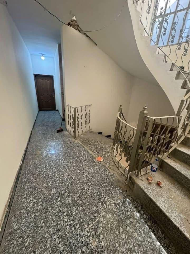 #للايجار____في____السيدية
بيت مساحة 150 متر مميز ومرتب ✨
يحتوي على:
▪️ أربع غرف نوم
▪️ صالة واسعة
▪️ مطبخ
▪️ خدمات صحية
▪️ كراج خلف العقار 🚗

💰 بدل الإيجار: مليون وربع

📞 للاستفسار: ***********
📍 مكتب الفهد الهندسي – مقابل لحوم جويلي
