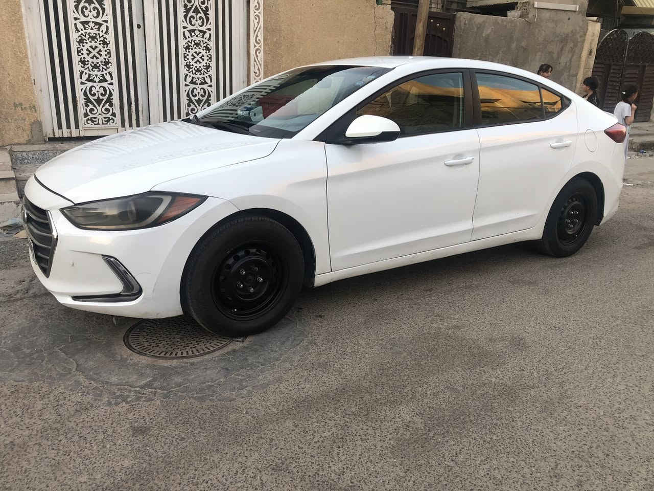 للبيع النترا موديل ٢٠١٧ امريكي حادث باب خلفي وباب سايق مبدلات وبيها تكشير بعده اماكن نصبغت عام بيها اماكن معجون وعندي تصوير التكشير قبل الصبغ كير مكينه تبريد تخم تاير صدر كله مكفول جاهزه من كلشي رقم اربيل جديد 
بسم عربي شرط التحويل مكاني بياع تقاطع درويش 
السعر ٨٨ بيها مجال بسيط كلش
***********
