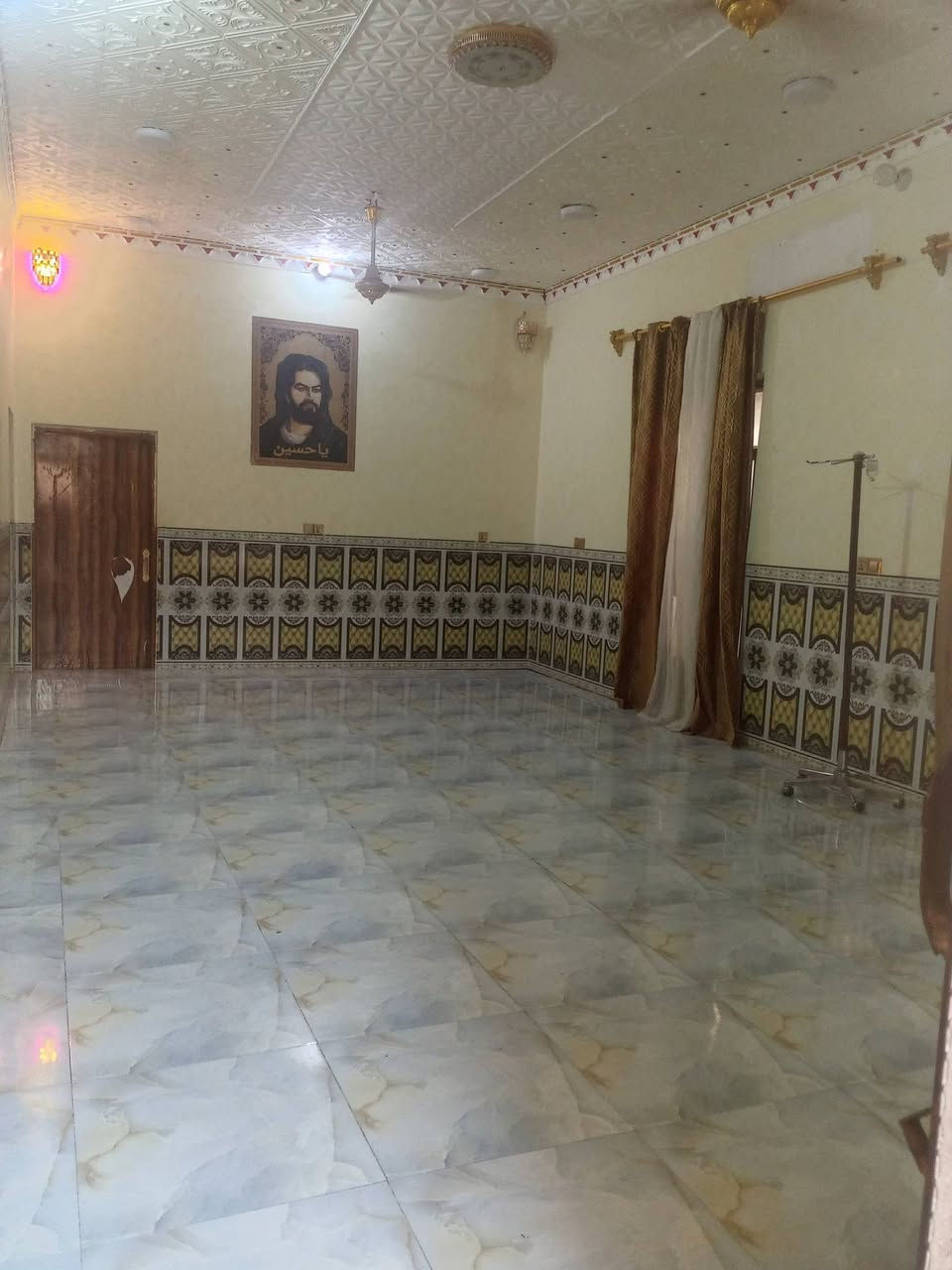سلام عليكم بيت للبيع موقع الحمزه الشرقي السايدين شارع عشرين التبليط الجديد يوصله ومجاري كامله مساحة البيت 240 بي 5 اغرف 2 فوك و3 جوه صاله 8×4 مطبخ 4×3 صحيات كامله تشاريف كامله زاىد منور متر بيت كامل للاستفسار خاص او اتصل *********** رجاء الي مو شراي لا يتصل
