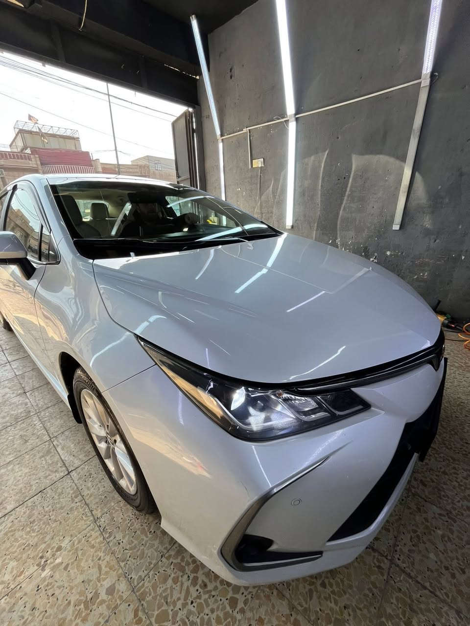 السلام وعليكم 
كورلا موديل2022
شركه سايز شركه باركود
موصفات فول فول ماعده سلايت 
سياره بصمه بيبان صندوك 
مري شفط
لايت زنون
دشبول لونين كشنات لونين
تايرات صدر وضع شركه
سبير شركه
للاستفسار ***********
