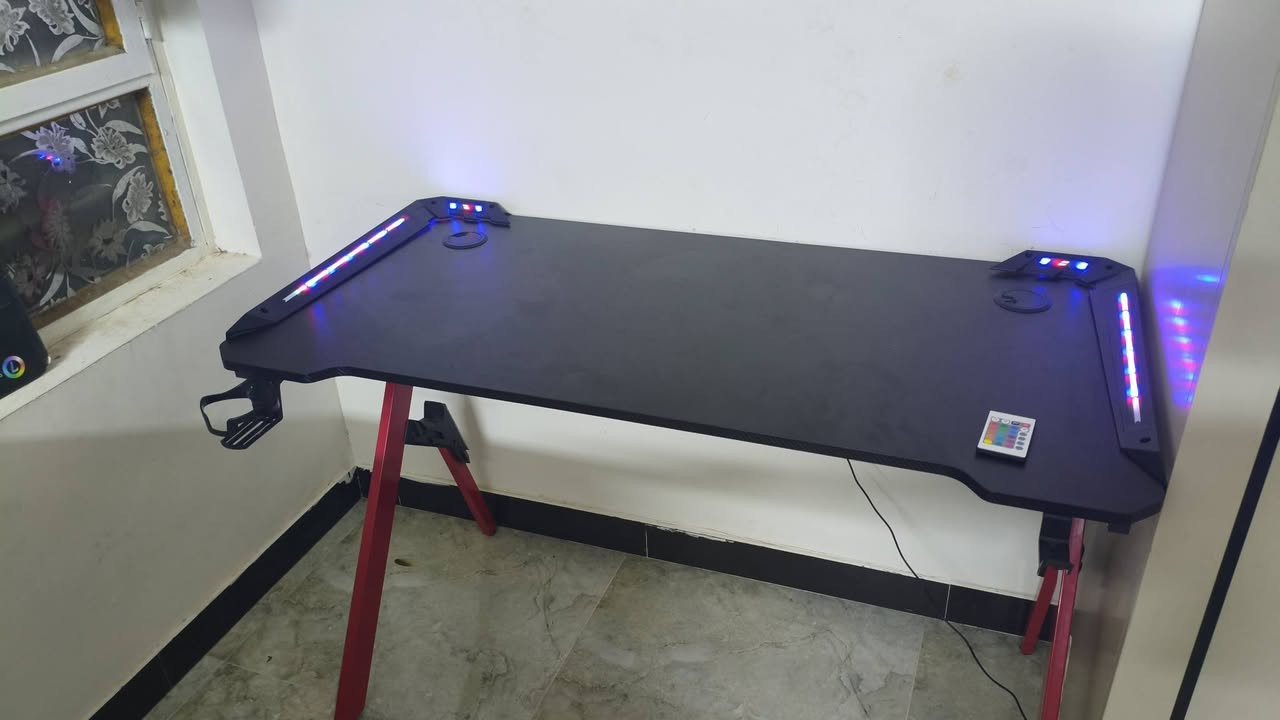طاولة ألعاب RGB بقياس 120 * 73 * 63 سم 
قاعده اكواب - قاعده سماعات 

الميز نضيف 90% استخدام قليل بيه بس شخوط بسيطه مثل ما موضح بالصوره اناره RGB شغاله وريمونت تحكم بالالوان

السعر : 90 
التواصل : ***********
