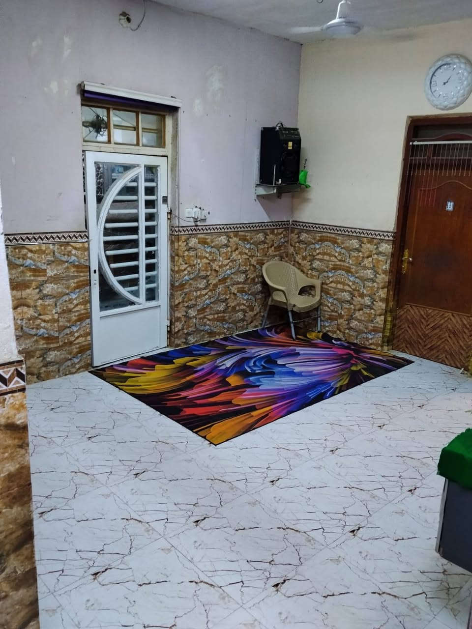 سلام عليكم بيت 200 متر طابق واحد طابو عنوان البيت دبيسات امام مستشفى الحكيم يفرق شارع واحد عله المستشفى عنوان البيت حلو كلشي يمك رقمي ***********
