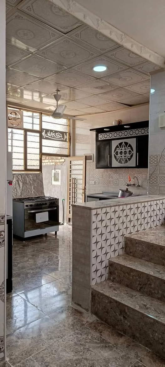 سلام عليكم بيت للبيع مساحه 150متر طابو زراعي يحتوي على غرفتين وصاله ومطبخ وصحيات  داخليه وخارجيه وستقبال مناور ثنين موقع طويريج حي الجمعية شارع ابوسيود قرب الشط بناء طابوق صب مسلح الاتصال ***********
