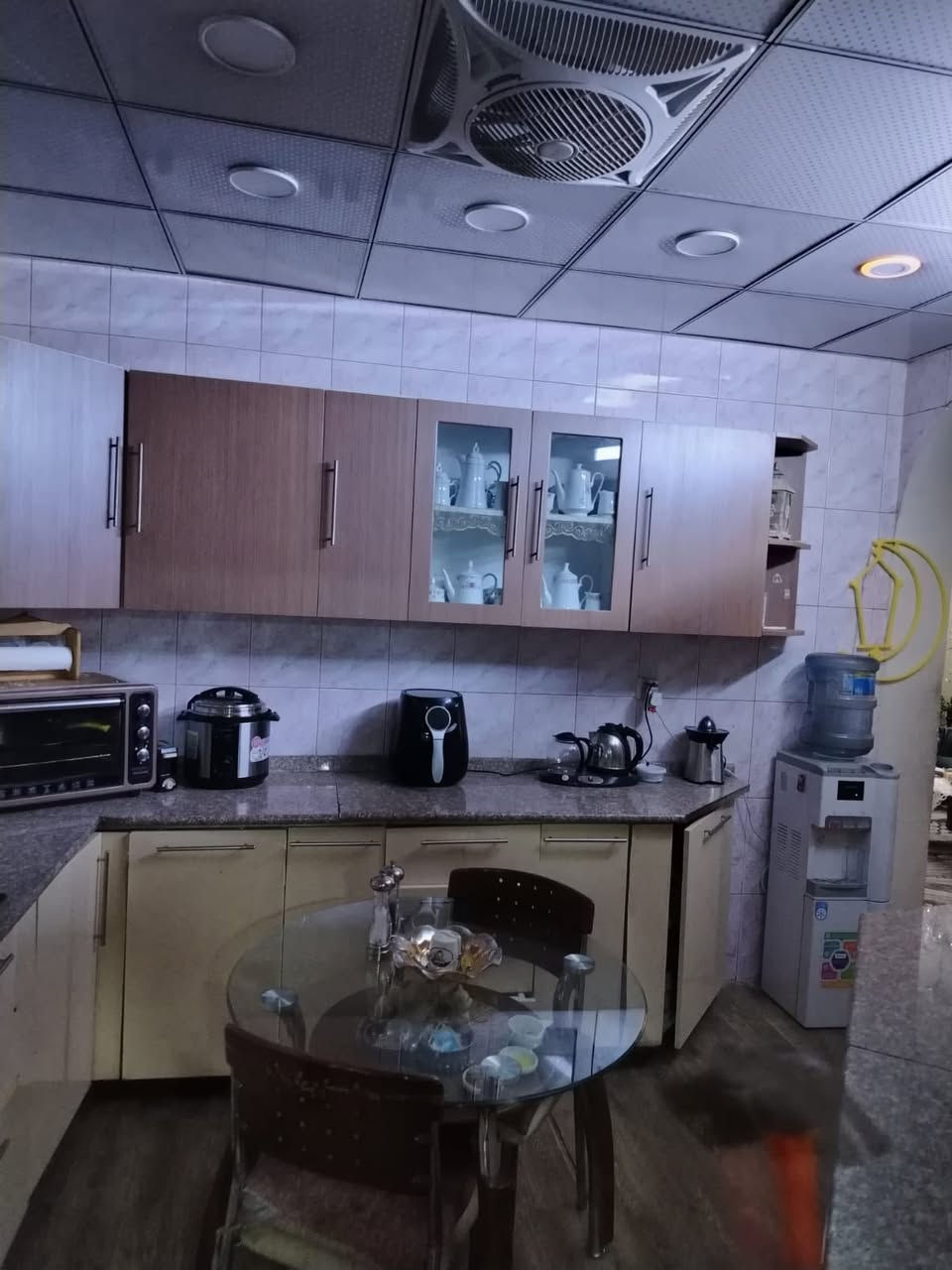 يالله.  دار بناء الفينات نظيف مساحة ١٥٠ م. طابقين يحتوي علئ مدخلين صالة ومطبخ وحولي و٣ غرف نوم وخدمات عدد ٢ موقع مميز    يقع في بغداد شهداء السيدية فرع مطعم برهومي خلف الشارع التجاري يقع الدار على ٣ مداخل ( افرع )  حرف T وامام الدار فرع  للاستفسار عن السعر الاتصال على ارقام المكتب.    *********** او.    ***********                          مكتب.  ركن الحافظ للعقار.
