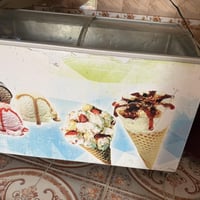 عارضة مثلجات مستعملة تبريدها ثلج للبيع بسعر مناسب جدا 07813761973