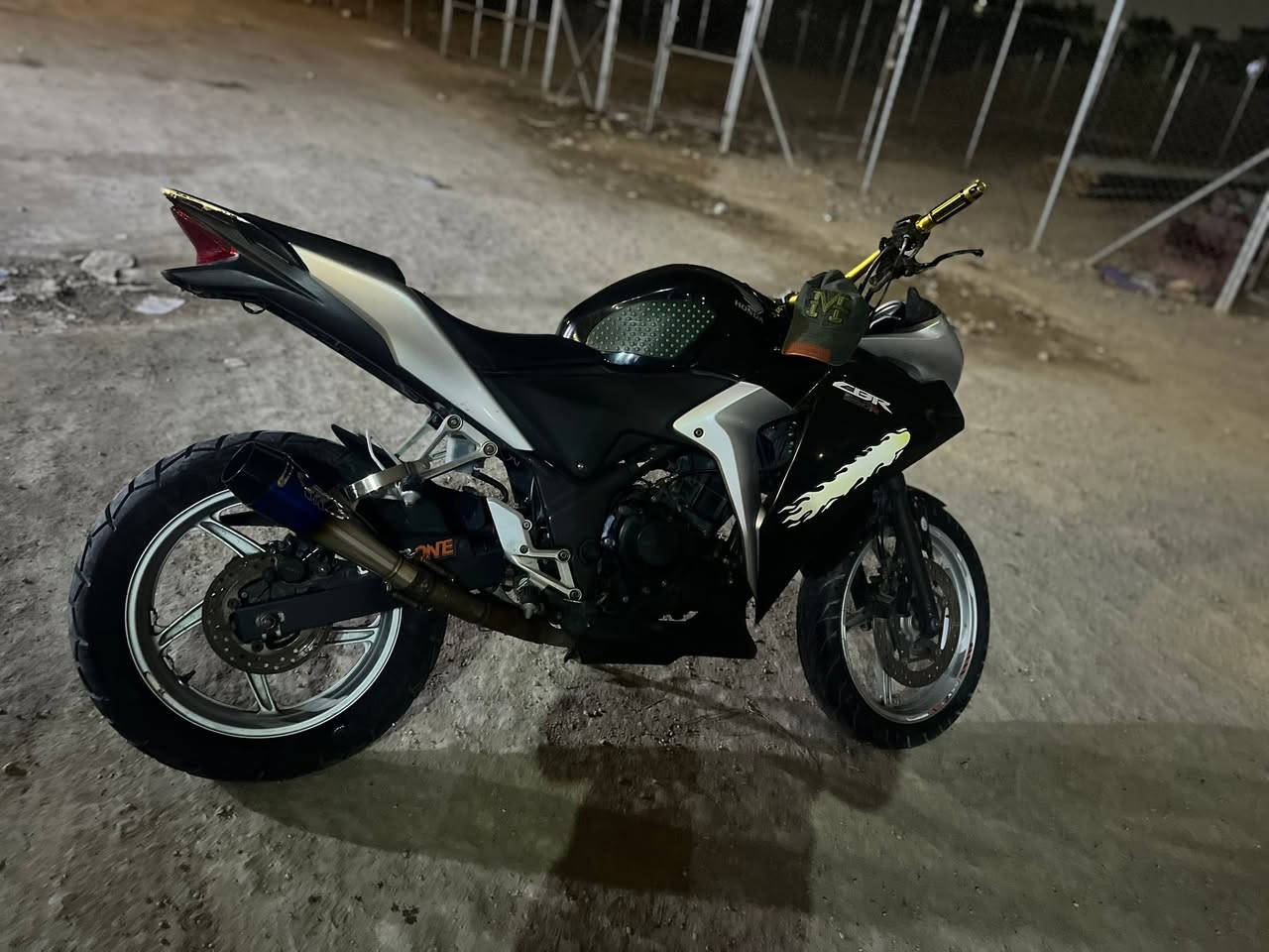 بطح هونده CBR مكينه 250للبيع أو مراوس دراجه شغاله وابيع كوم حديد  دراجه مكينه أكفلك ياهه عله شده شركه بس مجفته مره وحده وعله إيدي تجفيت مضبوط عوزه بس ترتيب صفاحيات و دشبول تعبانات و الزنجيل راخي يجلب بل مشي بس ظبطه دراجه رايدهه 800 مكاني بغداد رئاسه مال عبيدي رقمي ***********رصيد وهاذ بي وتساب ***********
