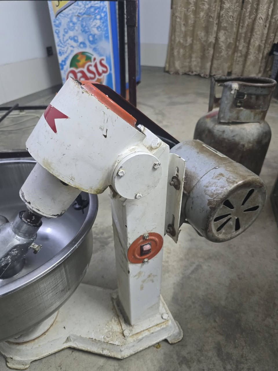 غراض محل لفات للبيع (عارضه +عجانه+ميز+شوايه كص+طباخ بركر ٣ عيون)السعر تواصل واتساب او فيس***********
