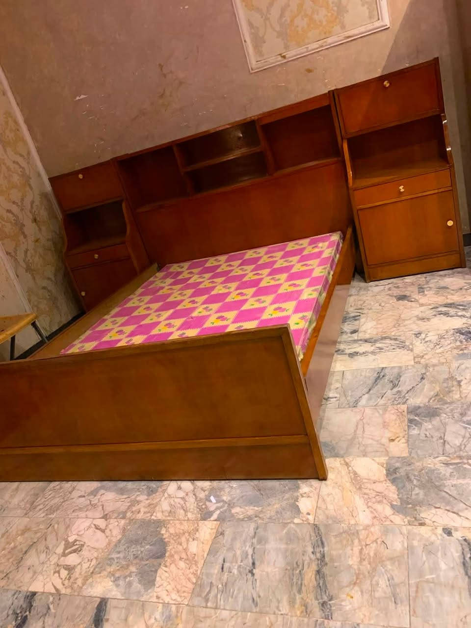 السلام عليكم من رخصت مدير محترم الغرفه سته بيبان صاج خشب 5 ملم ثكيله جدا تزكام حيل ثكيله داخل وخارج صاج نضافتهه 100‎%‎ اي ضرار مابيه السعر غرفه 450 رقم هاتف *********** بغداد مكلفه بالنشر اتصال عل رقم
