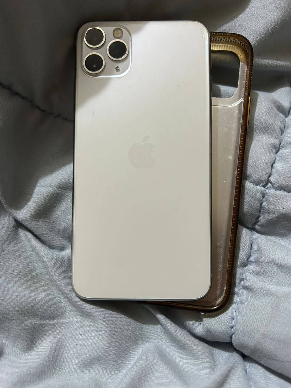 جهاز اي فون 11 برو ماكس للبيع
مبدل شاشة تجاري

ذاكرة 256

البطارية 81
 السعر 350
***********
