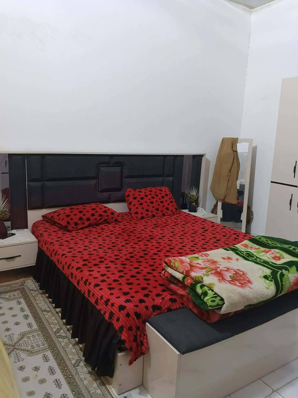 سلام عليكم احبتي الكرام 🌹                               بيت طابو زراعي باسم عراقي بل جزيره بل فيروزيه  الجسر لأول مقابل مدرسه العنفوان طابقين مساحه 150متر  استقبال وطارمه وحمام خارجي ومطبخ وصاله وغرفه وحمام داخلي ومنور فوك غرفتين وصاله وحمام وسطح السعر 100 شراي ينتصل ***********
